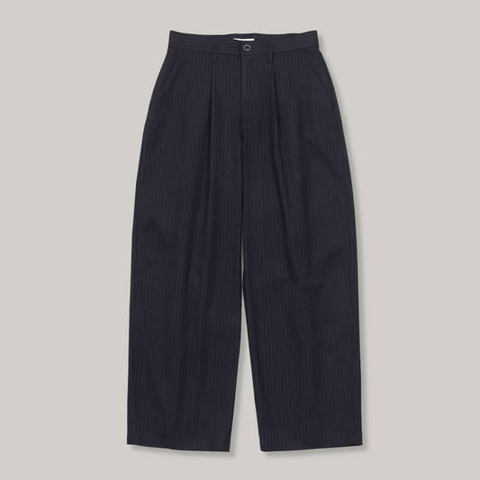 YASHIKI SAYATOMO 1-TUCK WIDE TROUSERS - NAVY PINSTRIPE