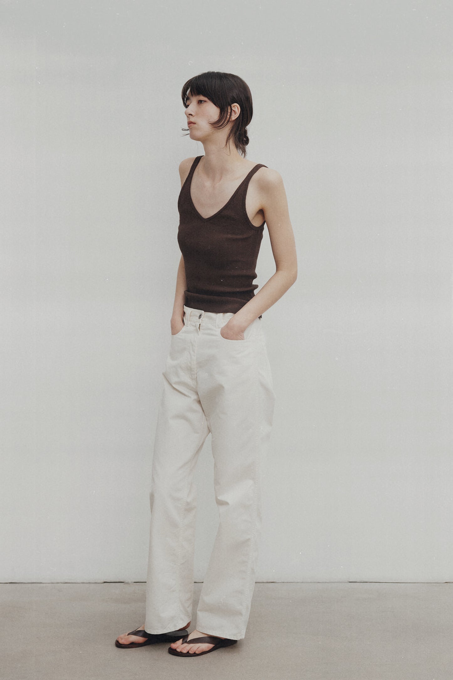 NOTHING WRITTEN HAZE V-NECK SLEEVELESS - BROWN