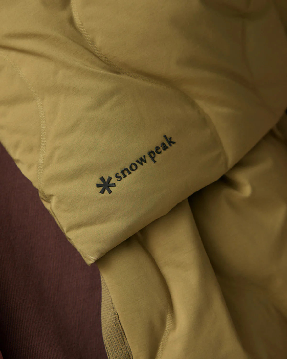 SNOW PEAK SEAMLESS QUILTED DOWN STOLE - OLIVE
