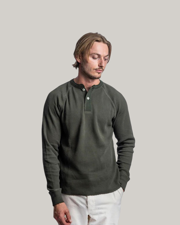 HEIMAT HENLEY WAFFLE TOP - MILITARY GREEN