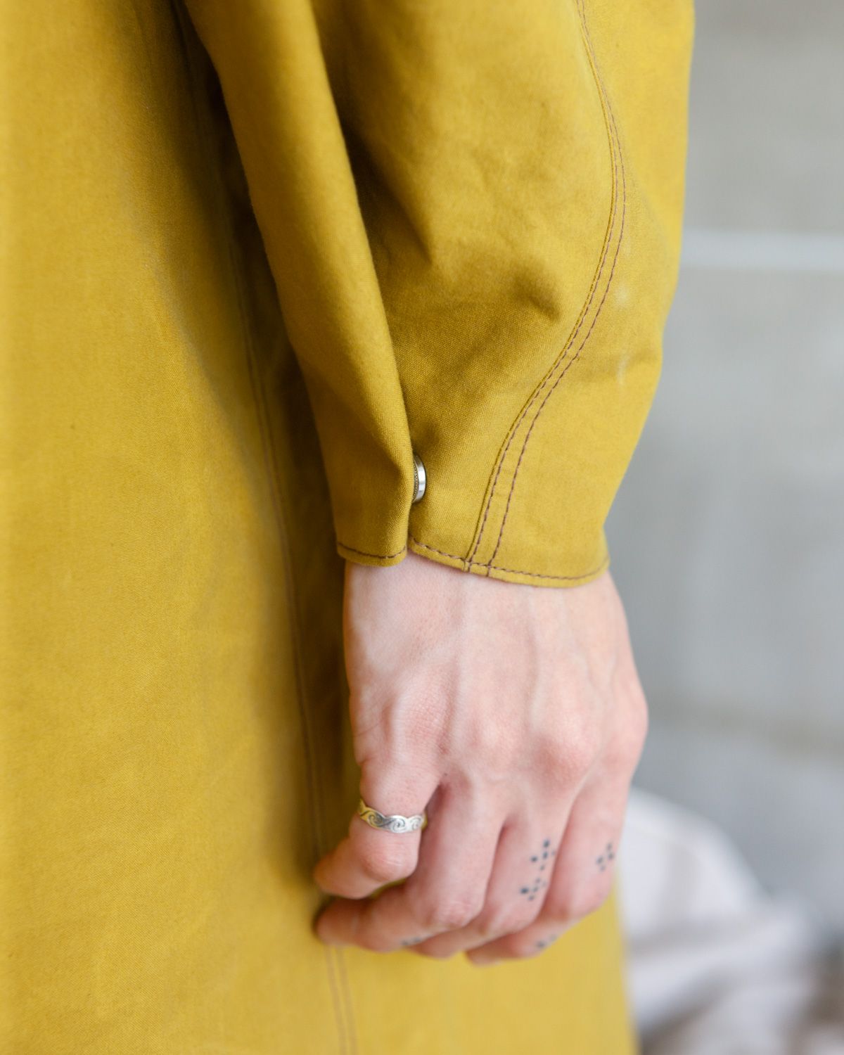 W'MENSWEAR REVERSIBLE CYCLING TRENCH - OLIVINE